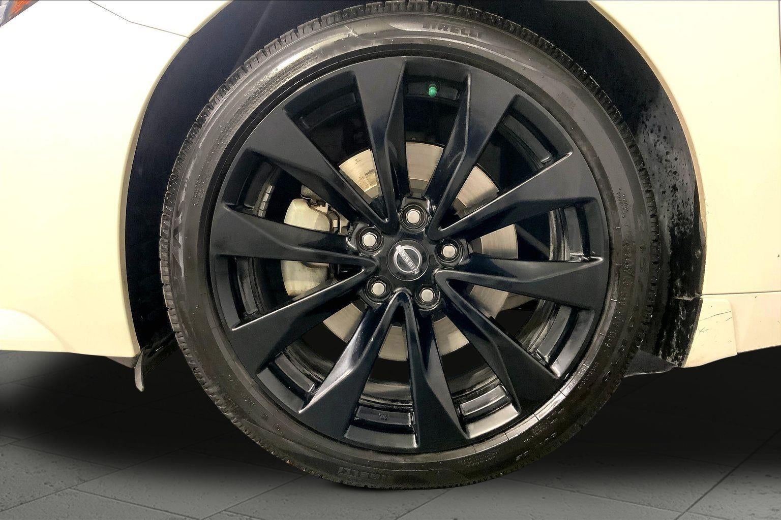 2023 Nissan Maxima SR