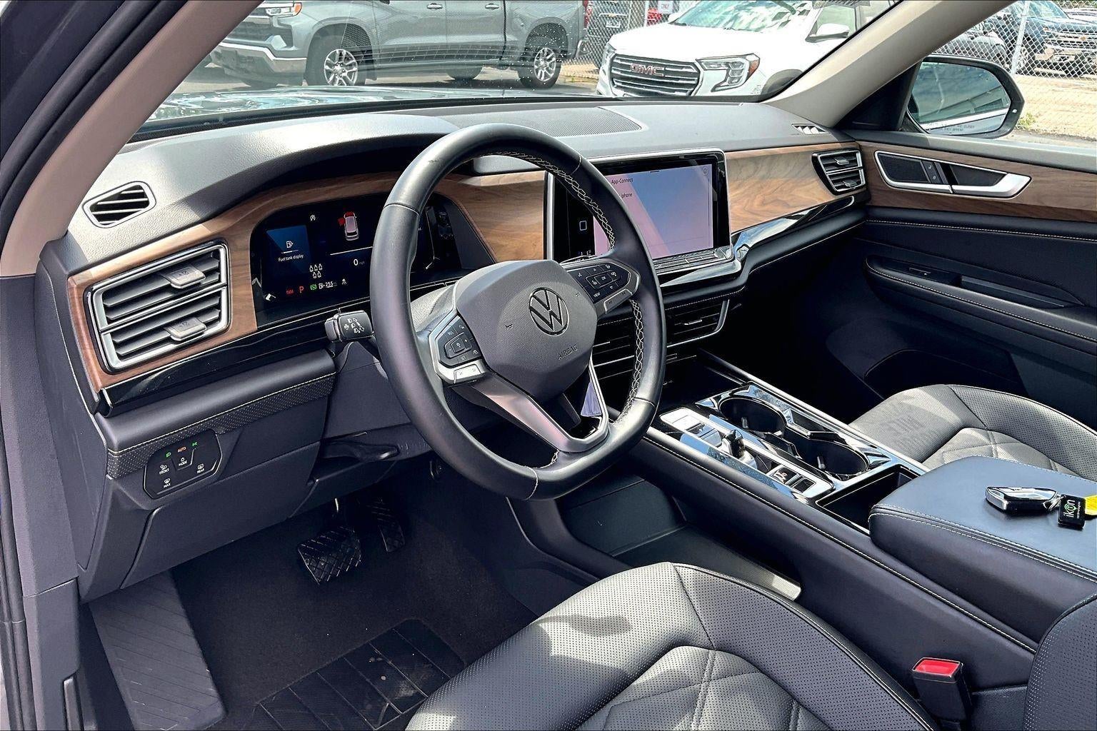 2025 Volkswagen Atlas 2.0T SE w/Technology