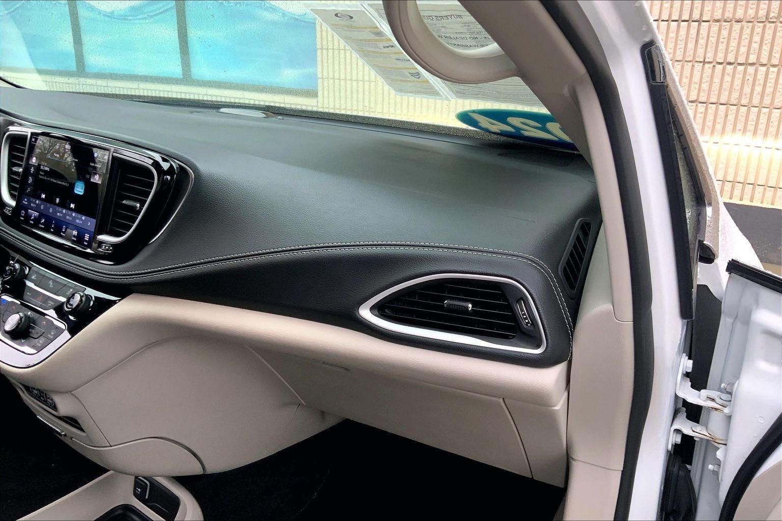 2024 Chrysler Pacifica Hybrid Select