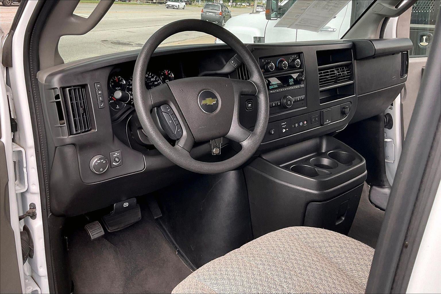 2025 Chevrolet Express Passenger 1LT